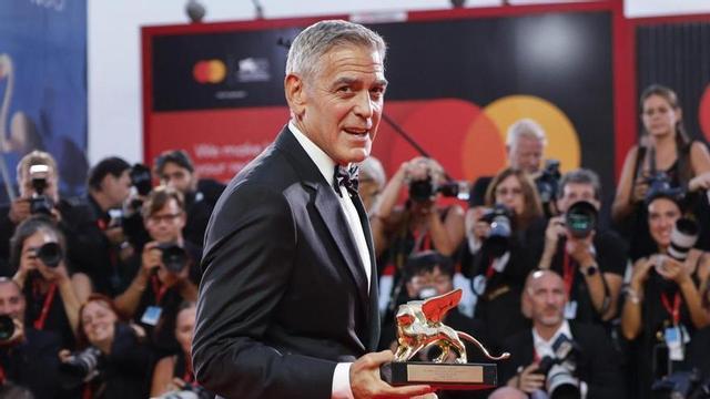 George Clooney, ahir en la cerimònia inaugural de la Mostra de Venècia. | FABIO FRUSTACI / EFE