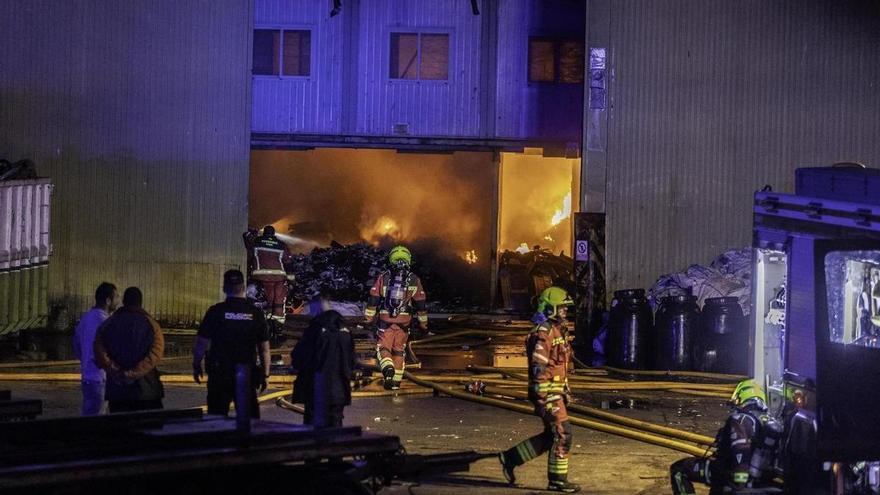 La Policía Científica investiga si el incendio del punto limpio de Vigo fue intencionado