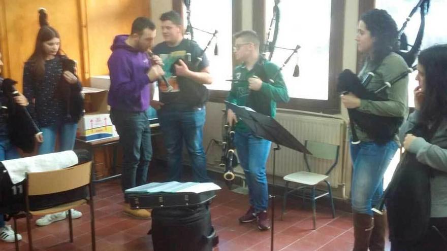 Jóvenes de la Banda de Gaitas &quot;El Gumial&quot;, en el local de ensayo.