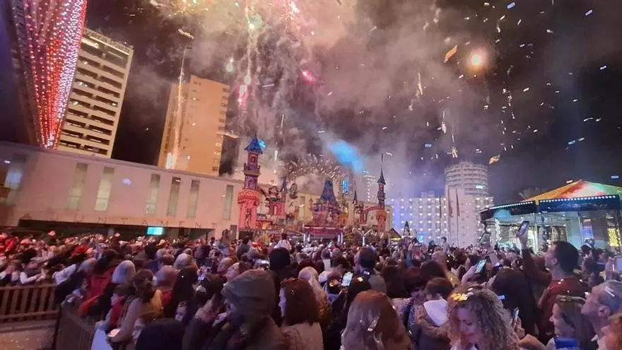 Benidorm inaugura su plaza de la Navidad
