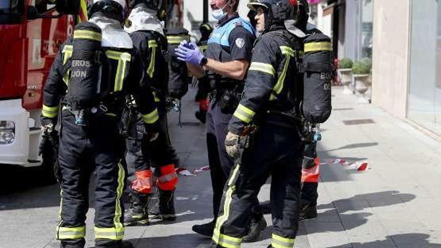 Bomberos y policías en la plaza del Seis de Agosto en Gijón.