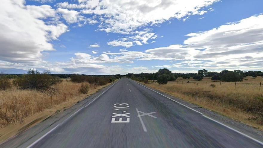 Cortada la EX-108 en Zarza la Mayor por las labores de rescate de un camión