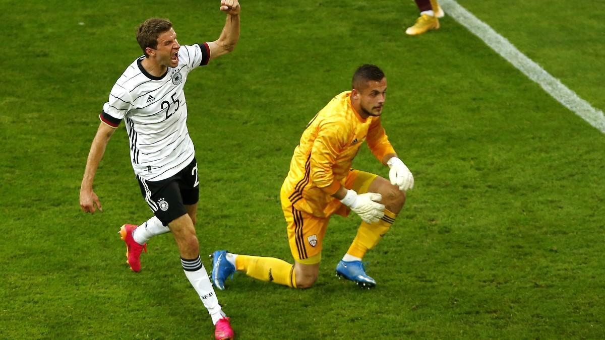 Müller celebra con rabia el 3-0 en el amistoso ante una mermada Letonia