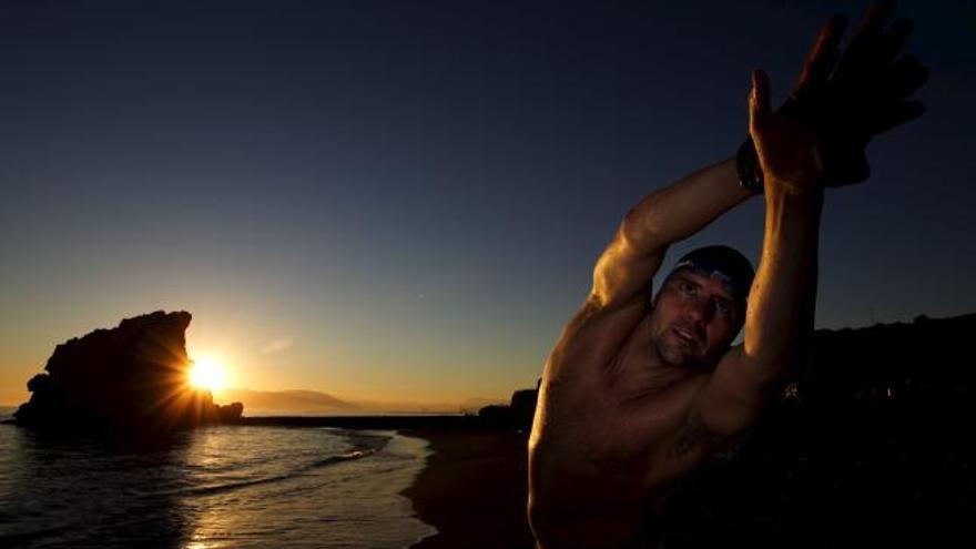 Christian Jongeneel, nadador e ingeniero forestal malagueño de origen holandés, entrena en la playa del Peñón del Cuervo en Málaga para preparar el reto de cruzar el estrecho de Cook.