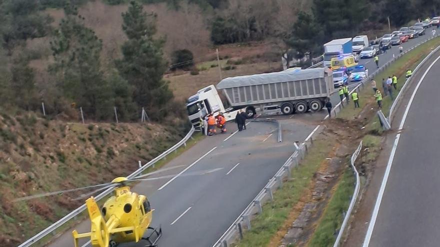 Corte total de la A-52 por el grave accidente de un camión que se saltó la mediana en Ourense