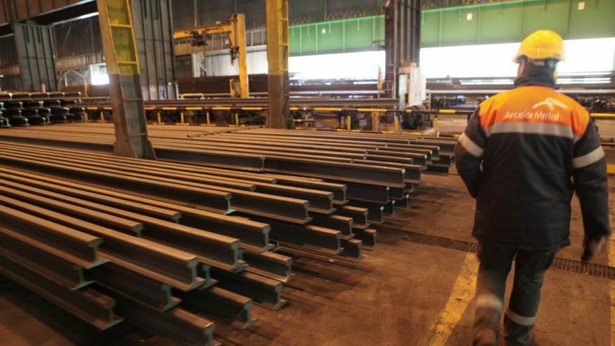 Almacén de raíles en la planta de carril de Arcelor en Gijón. | Ángel González