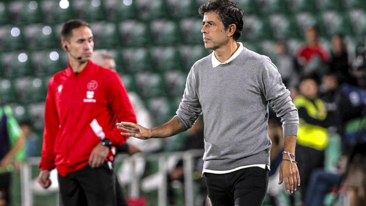 Alberto Gallego pide tranquilidad a sus jugadores, durante un momento del partido