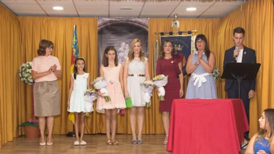 Las falleras mayores de Genovés junto a la alcaldesa, Elvira García Campos.