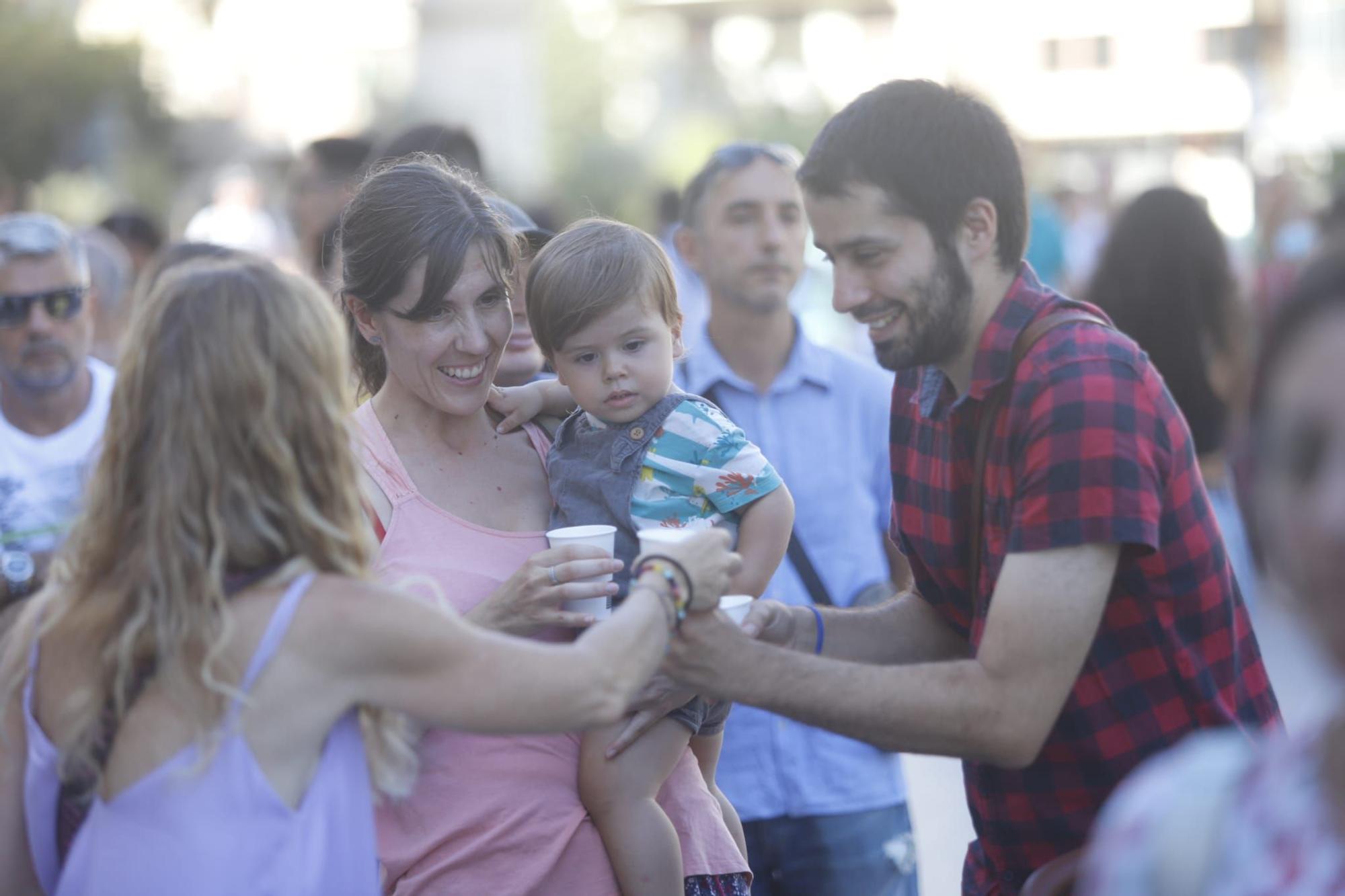 Cientos de personas y degustaciones gratis en el Día de la Horchata en València