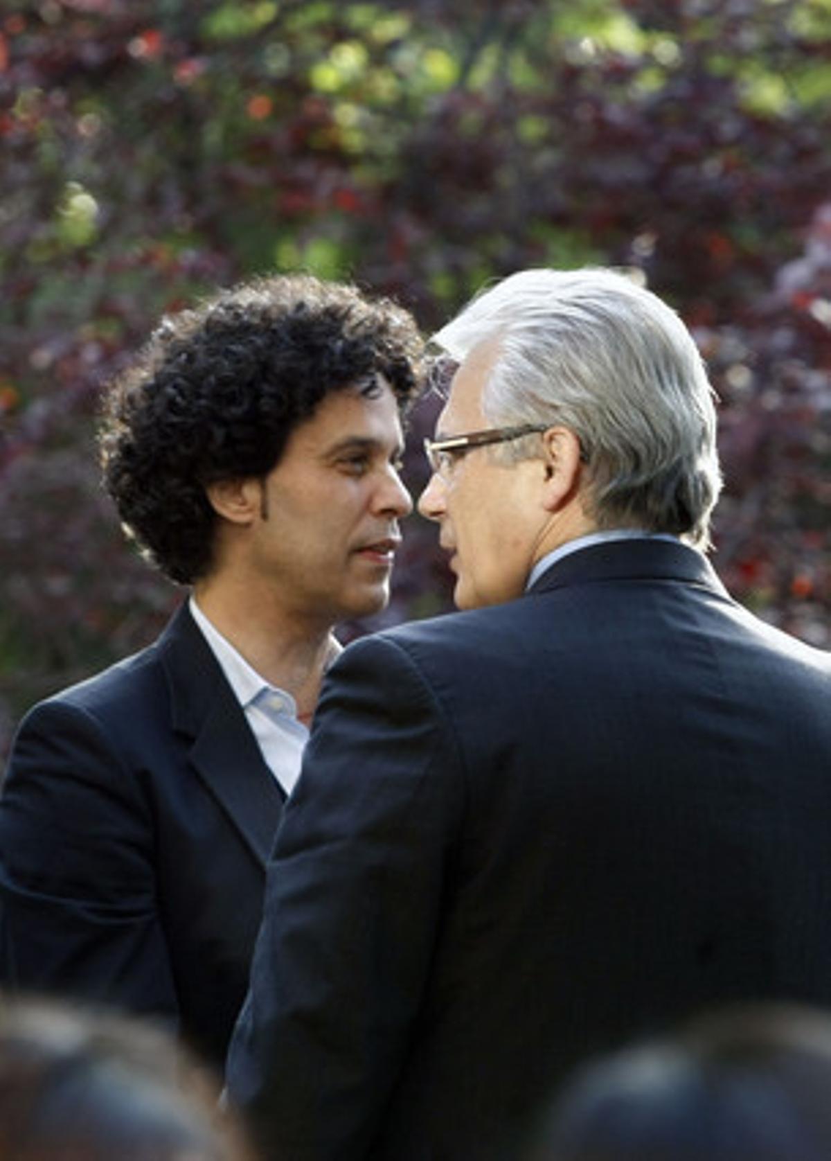 El juez Baltasar Garzón junto al socialista Pedro Zerolo, en mayo del 2010, en la presentación del libro ’Declaración sobre los derechos de los pueblos indígenas’.