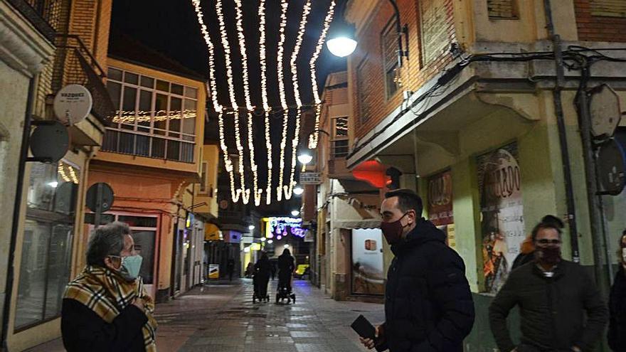 El alcalde conversa con una vecina en una calle céntrica. | E. P.