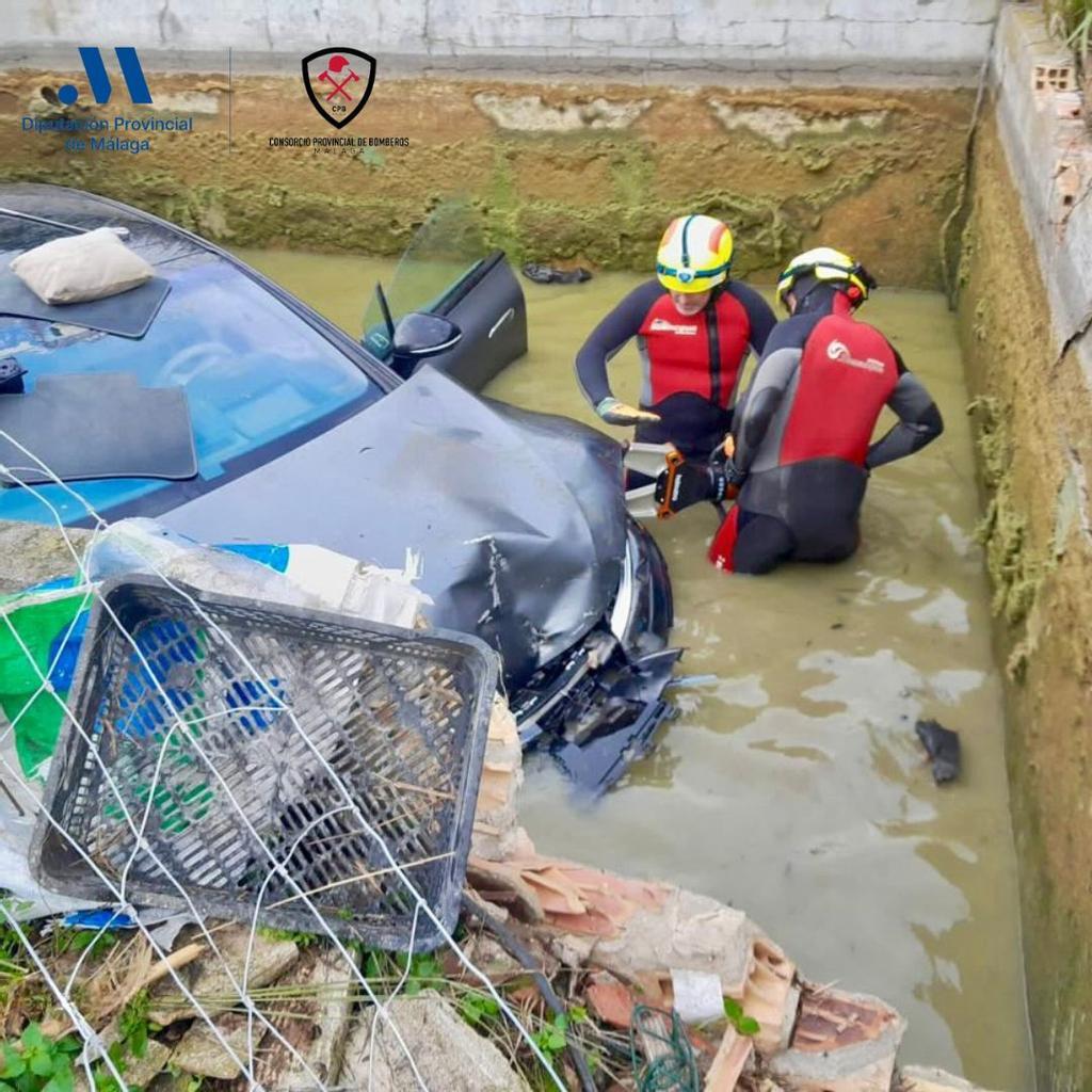 Cae un coche a una alberca del Camino El Chorro, en Estepona