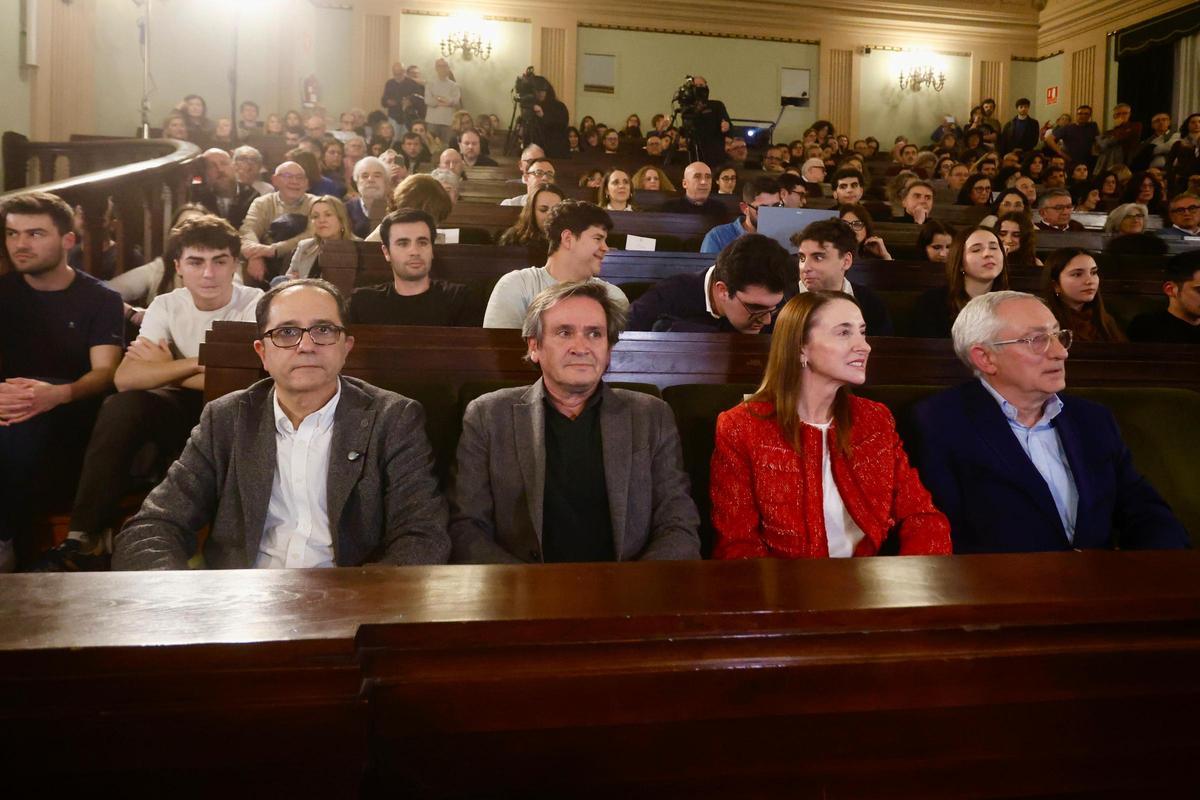 Juan Luis Gandía y Ángeles Solanes en el Aula Magna del Rectorado de la UV