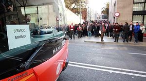 Els treballadors d’autobusos de Barcelona han fet vaga entre les deu del matí i les quatre de la tarda. 