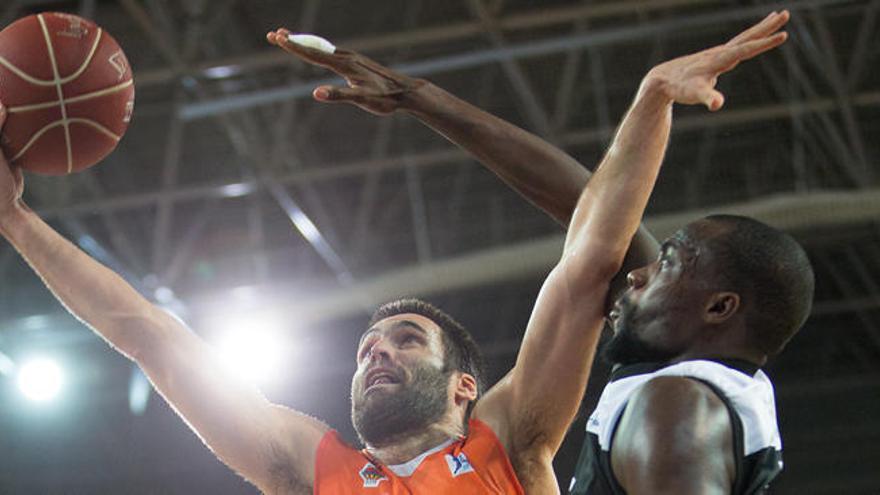 San Emeterio trata de anotar ante Shawn James.