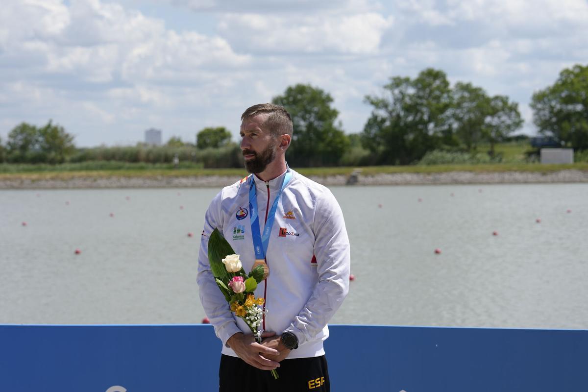 Carlos Arévalo, en el podio del K1 200 en la Copa del Mundo de Szeged en 2025