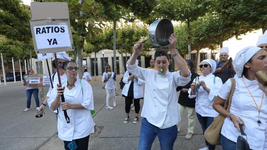 El personal de cocina de los colegios públicos de Aragón hace ruido para pedir mejores condiciones laborales