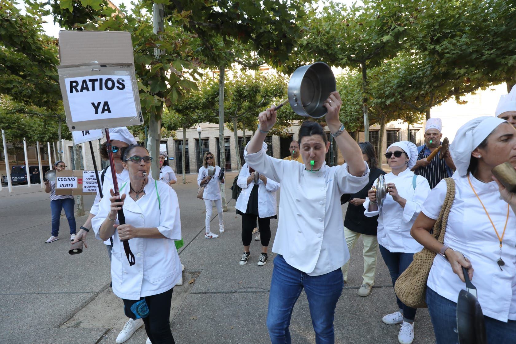 Cacerolada en Zaragoza: el personal de cocina de los colegios públicos exige condiciones dignas
