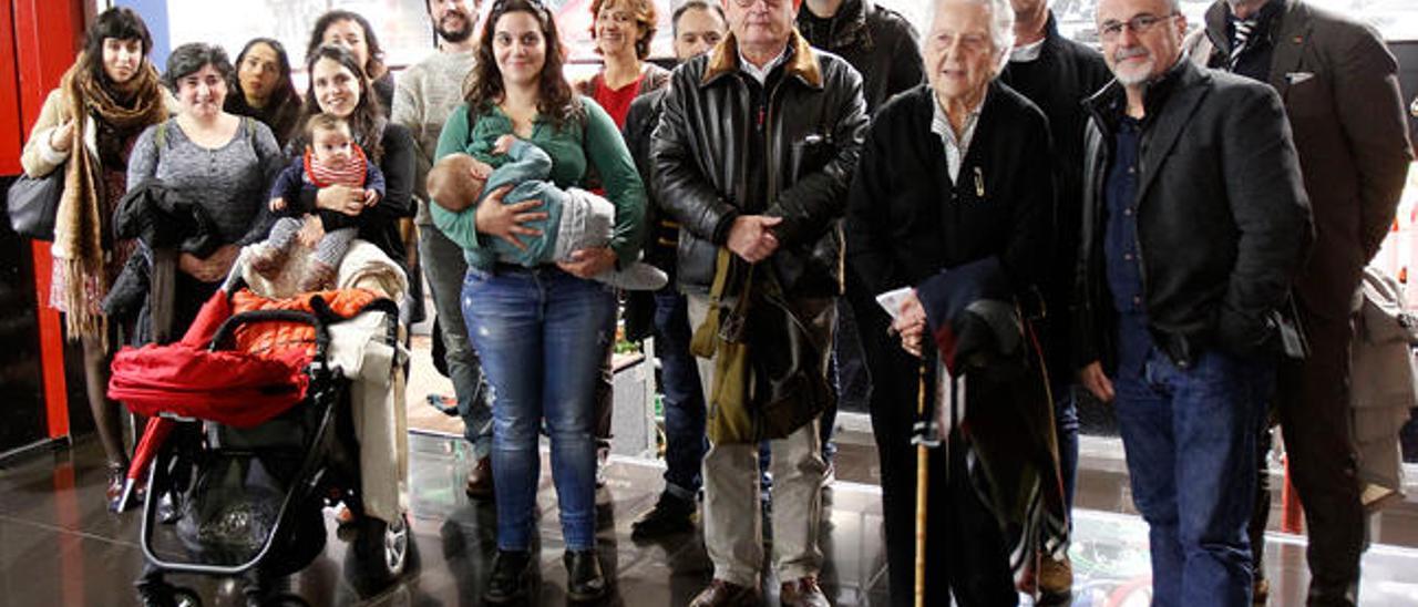 Familiares de Antía Cal y personal del documenta  // J. Lores