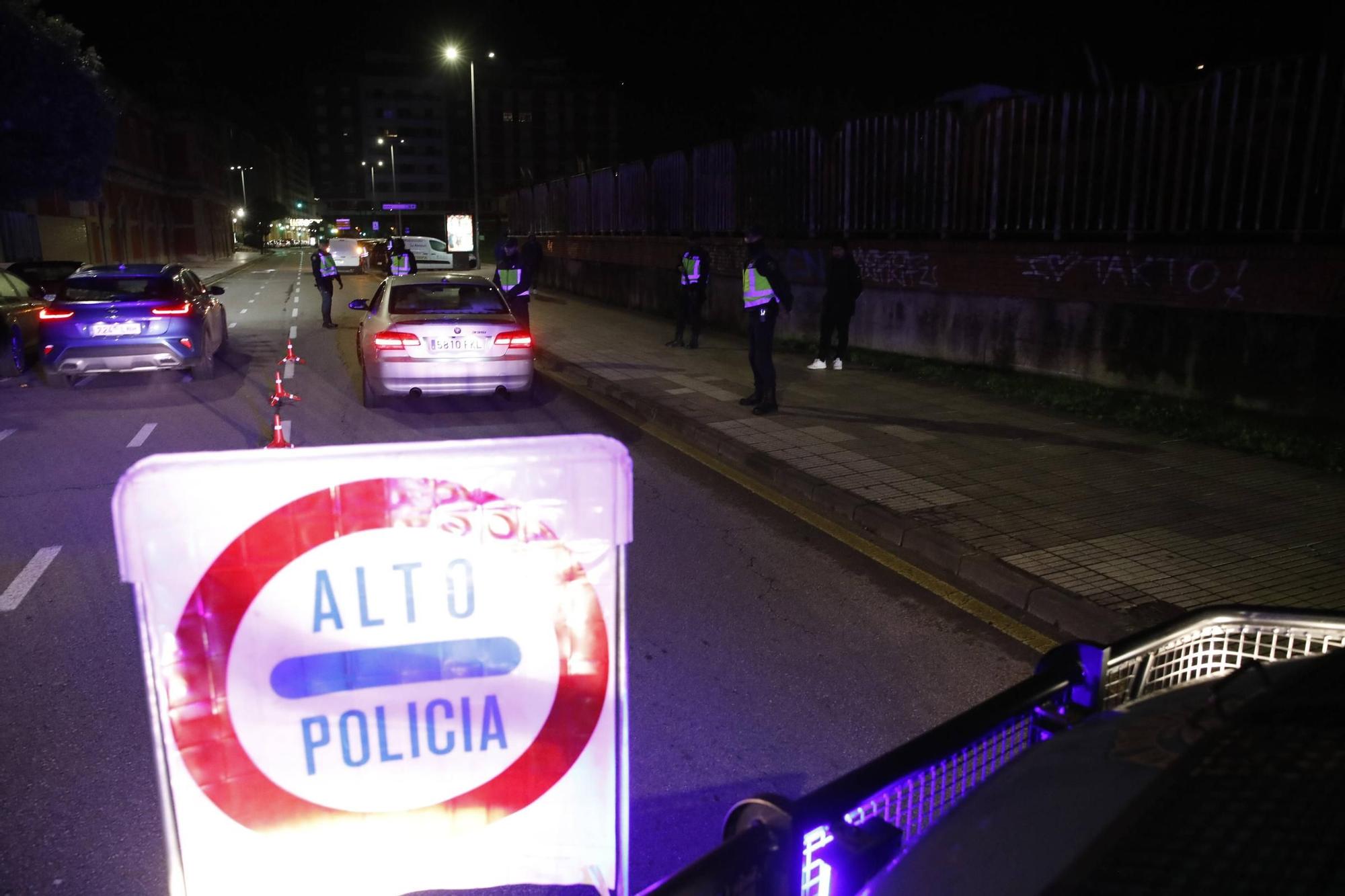 Así vigila la Policía Nacional las zonas de ocio nocturno en Gijón (en imágenes)