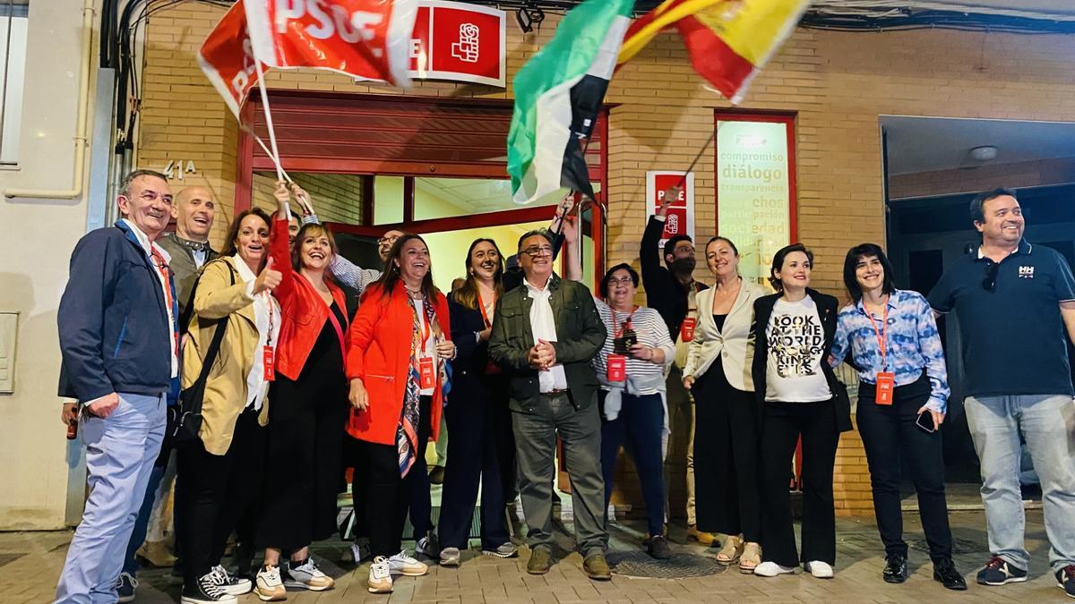 Ramírez con su equipo celebrando la victoria en la sede del PSOE Almendralejo.