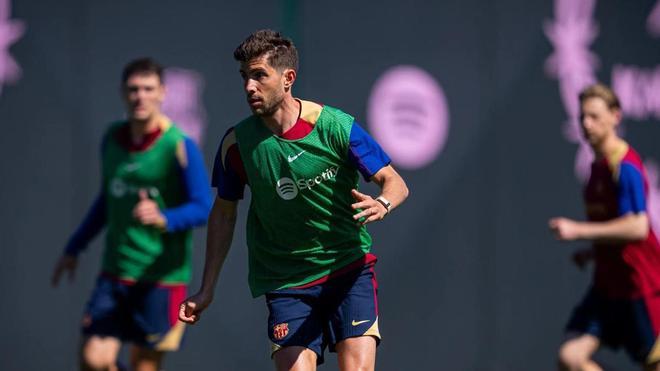 Christensen, Sergi Roberto y Frenkie de Jong, en el entrenamiento del Barça preparando el duelo con el Madrid en el Bernabéu.