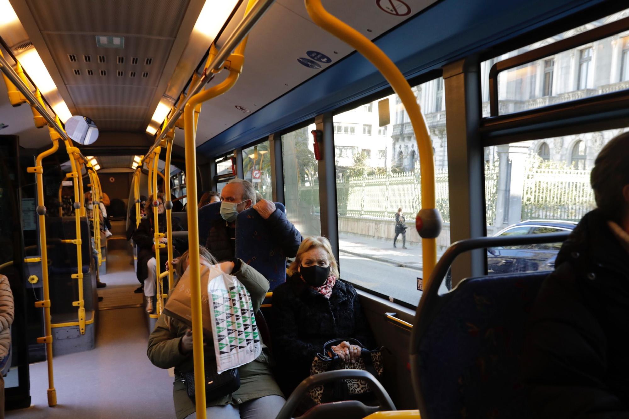 En imágenes: Primer día sin mascarilla en el transporte en Asturias