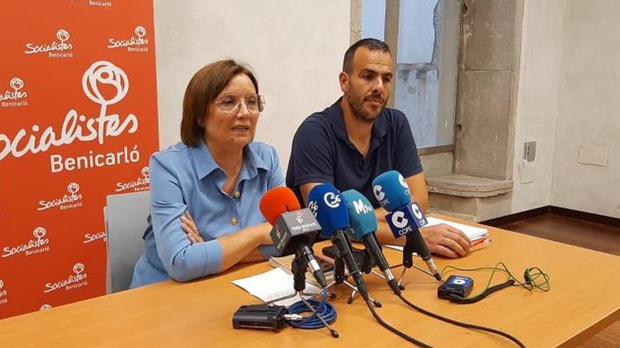 Miralles compareció junto al secretario general del PSPV local, Carlos Flos.  | ALBA BOIX