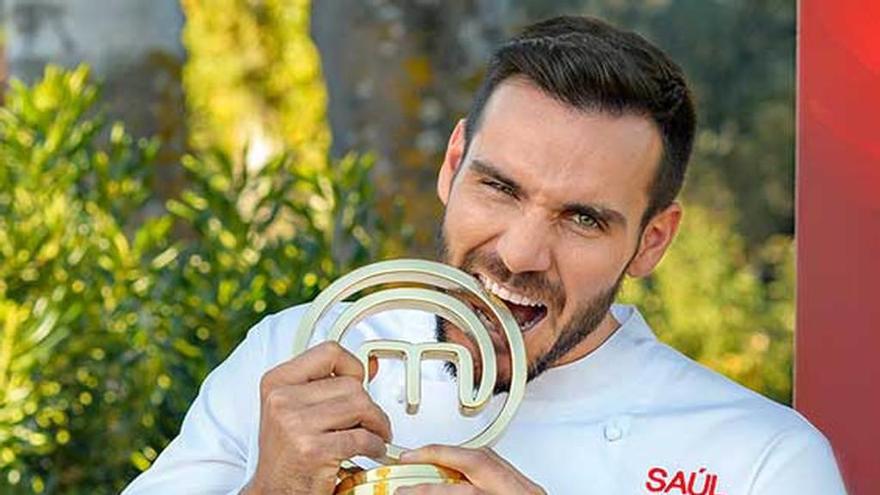 Saúl Craviotto muerde el trofeo de &quot;Master Chef Celebrity&quot;.