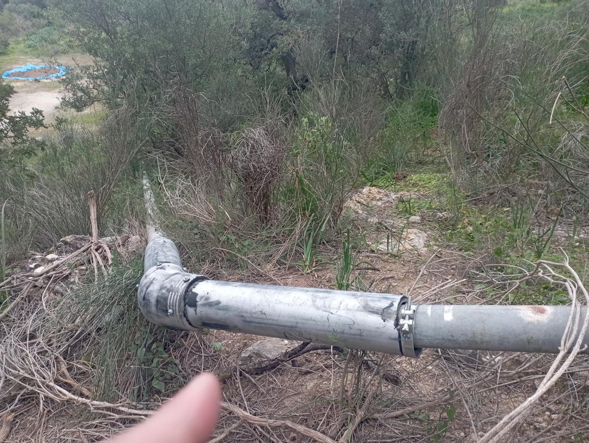 Un tramo con el codo atornillado y la agarradera.