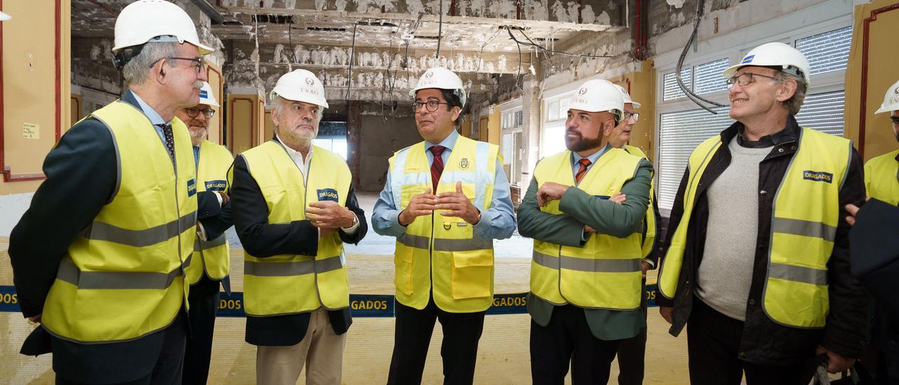 Un momento de la visita al interior del hotel donde la obra está recién iniciada