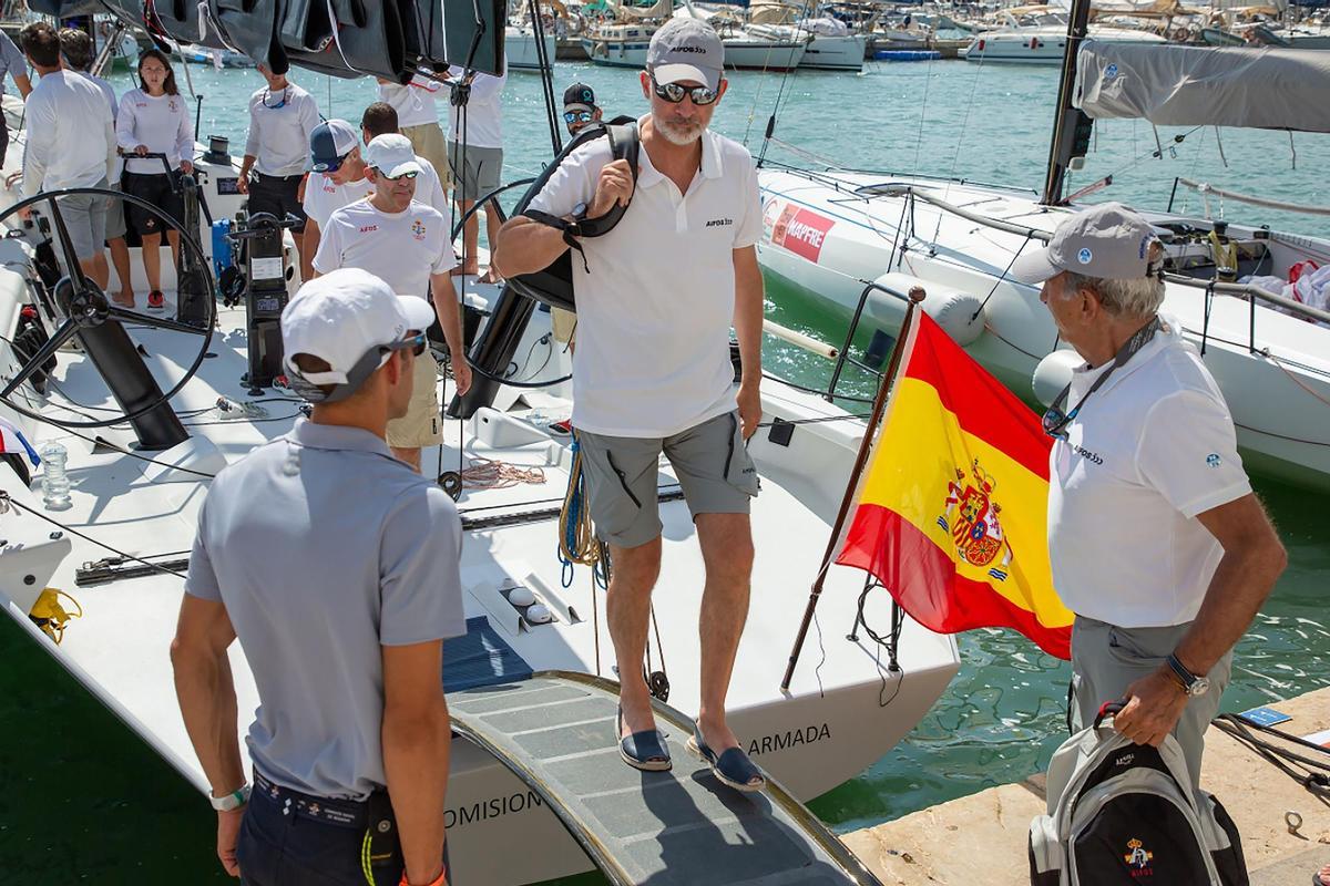 Felipe VI se pone al mando del Aifos 500 en la primera regata de la Copa del Rey