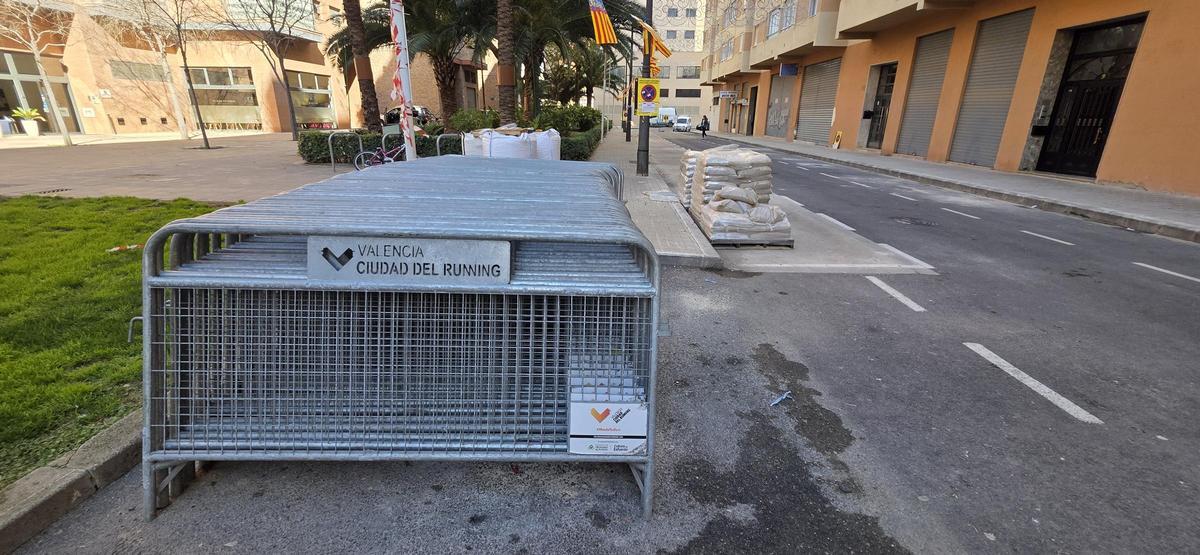 Las vallas de Running, junto a los sacos de arena, preparado para la "plantà"