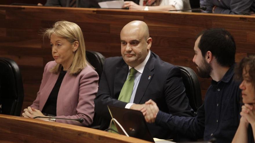Cristina Coto y Pedro Leal, en una sesión parlamentaria.