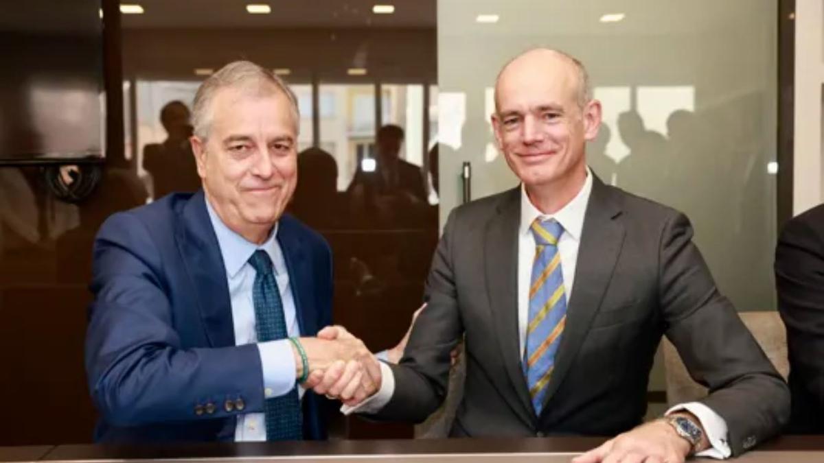El consejero delegado de Elecnor, Rafael Martín de Bustamante, y el SVP Head of Corporate Transactions de Statkraft, Andrew Smith, durante la firma.