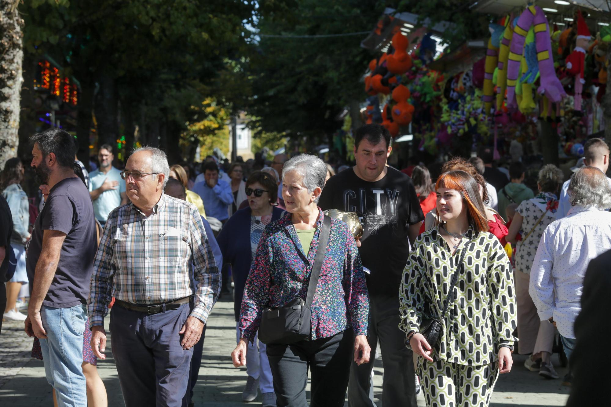 Varias personas pasean por la feria durante la celebración de las fiestas de San Froilán, a 5 de octubre de 2022, en Lugo.