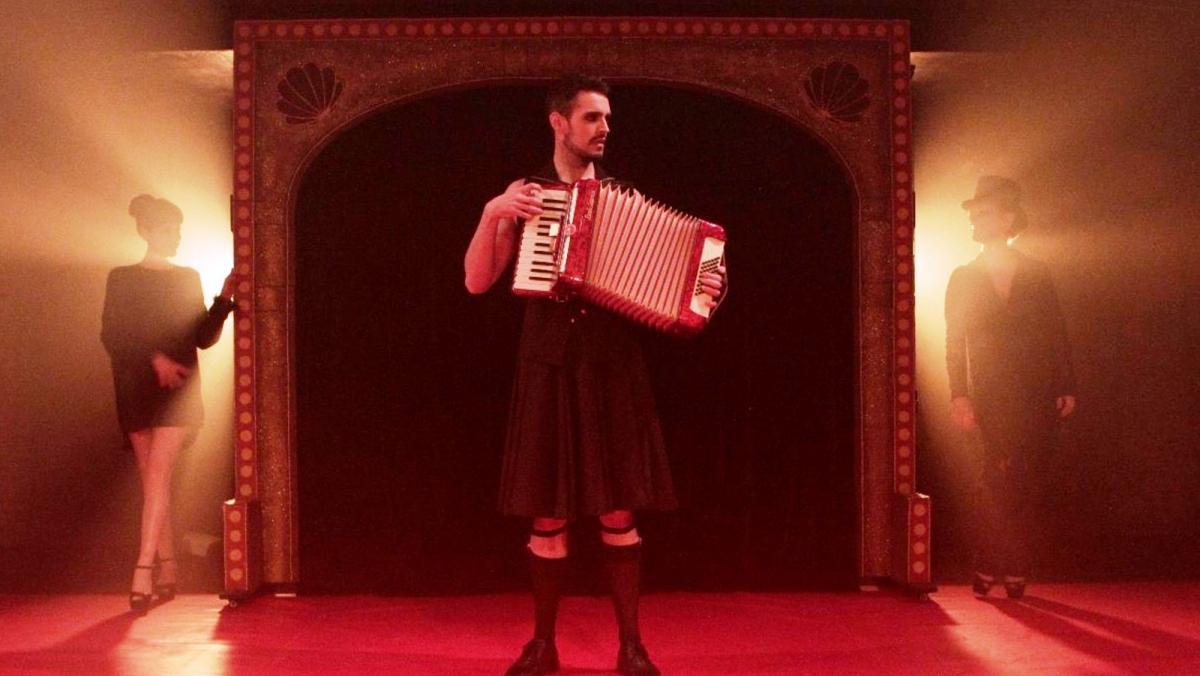 Jordi Cornudella demuestra su habilidad con el acordeón, el clarinete y el piano.