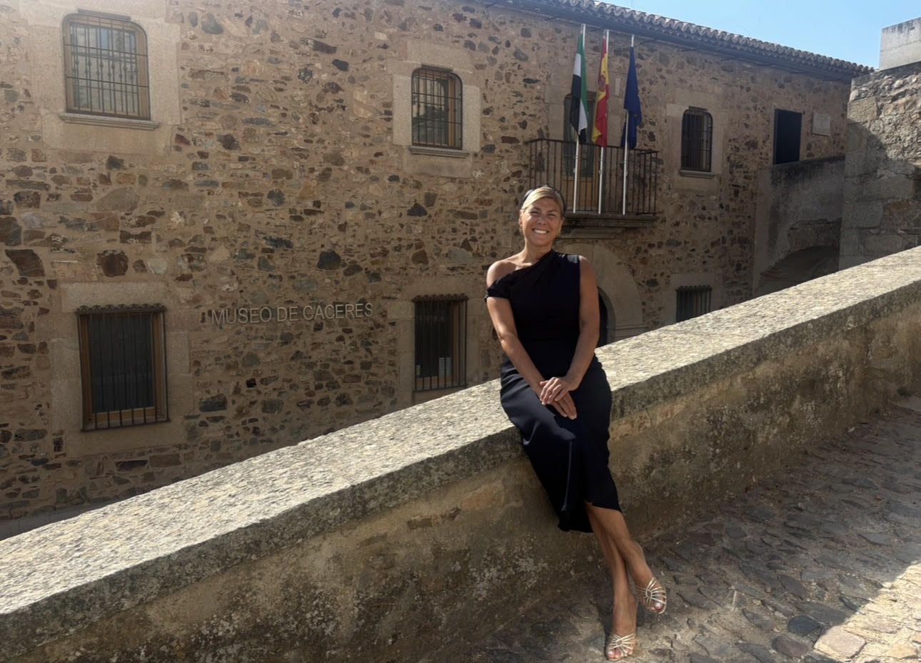La directora del Museo de Cáceres, Raquel Preciados, frente a la Casa de los Caballos y en la rampa de acceso al jardín histórico.