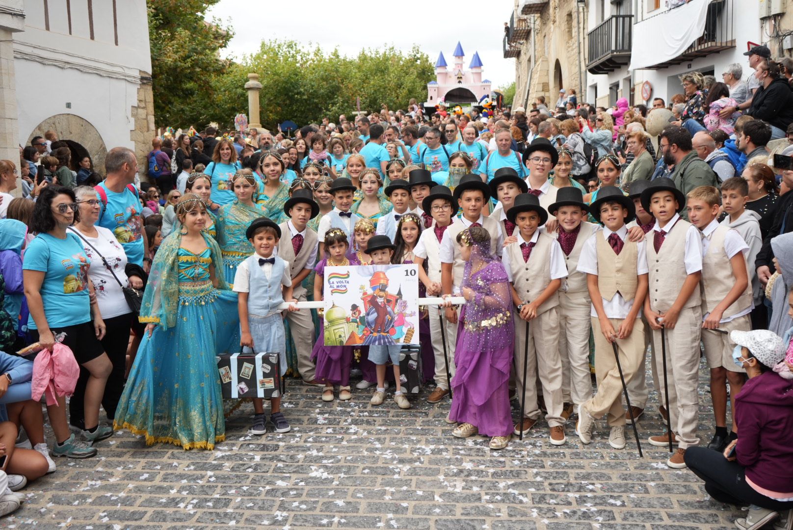 Batalla de confeti y desfile de carrozas en el Anunci de Morella