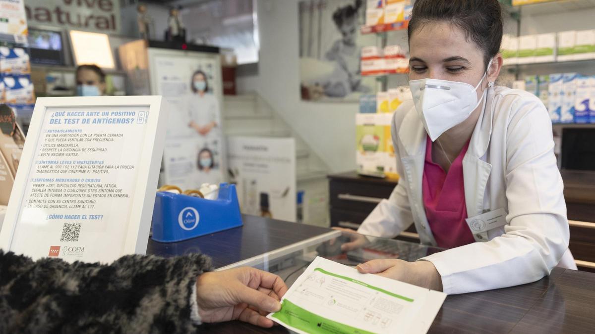 Una farmacéutica vende un test de autodiagnóstico.