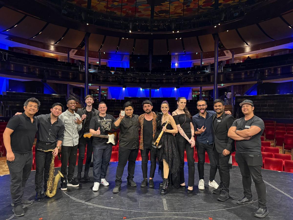 Ely Lee posa con una de las bandas de un crucero.
