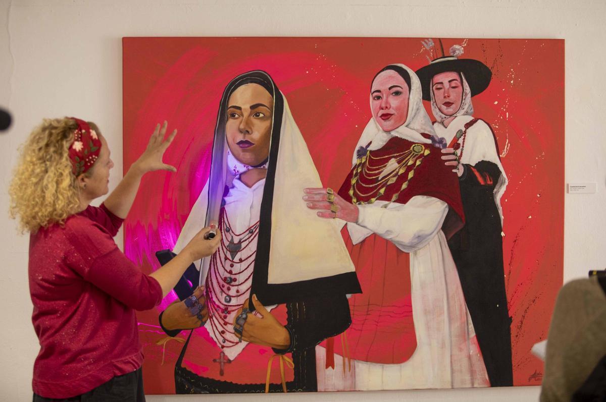 Matilde Lladó apunta con una linterna ultravioleta la obra 'Constel·lació ancestral'.