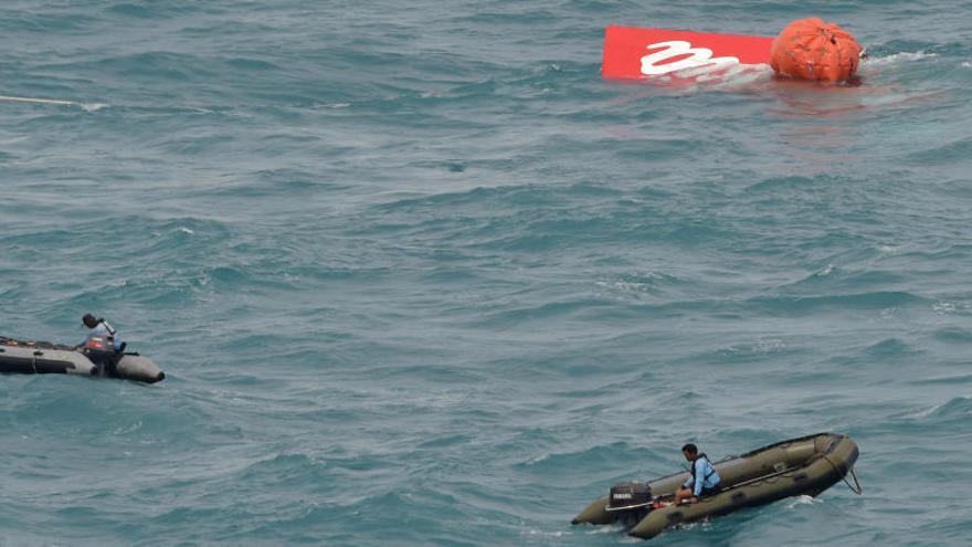 Equipos de rescate trabajan en la zona donde se estrelló el avión.