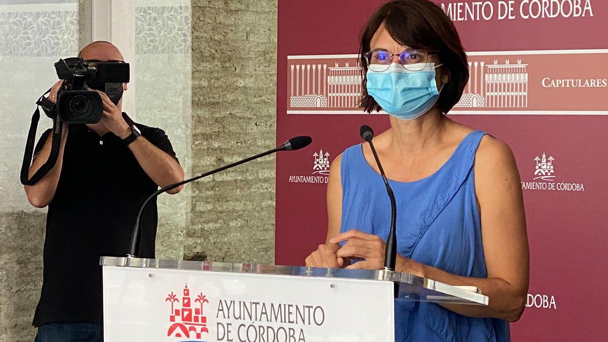 La concejal de IU, Amparo Pernichi, durante su comparecencia ante los medios de comunicación esta mañana.