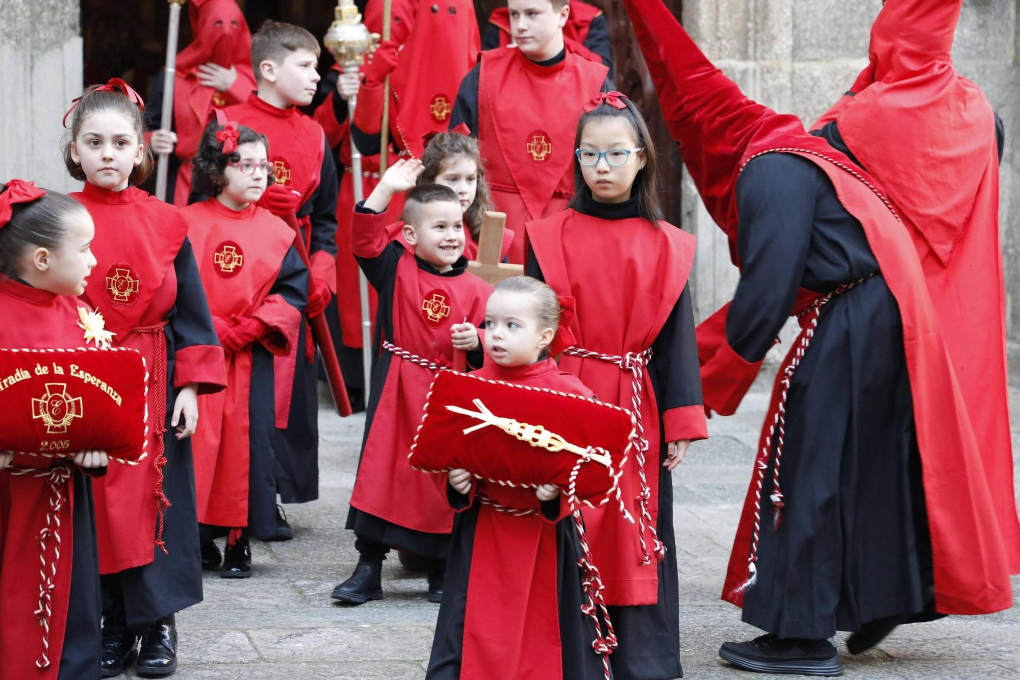 La Procesión de la Esperanza recorre las calles de la zona vieja de Santiago la tarde de Domingo de Ramos.