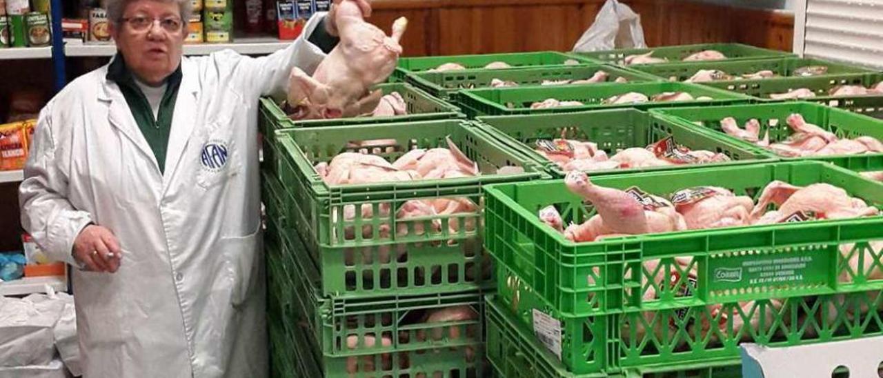 La presidenta de la asociación AFAN, Tensi González, muestra pollos repartidos la semana pasada