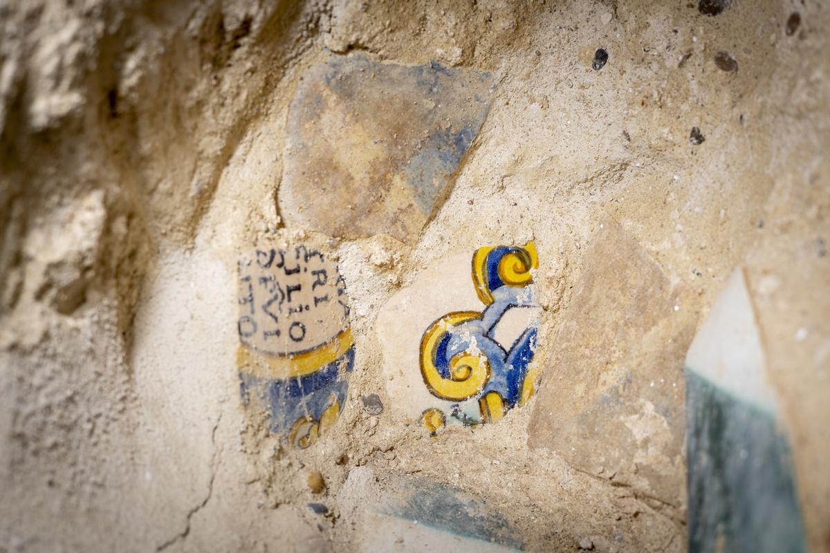 Detalle de uno de los azulejos descubiertos y que quedarán a la vista.