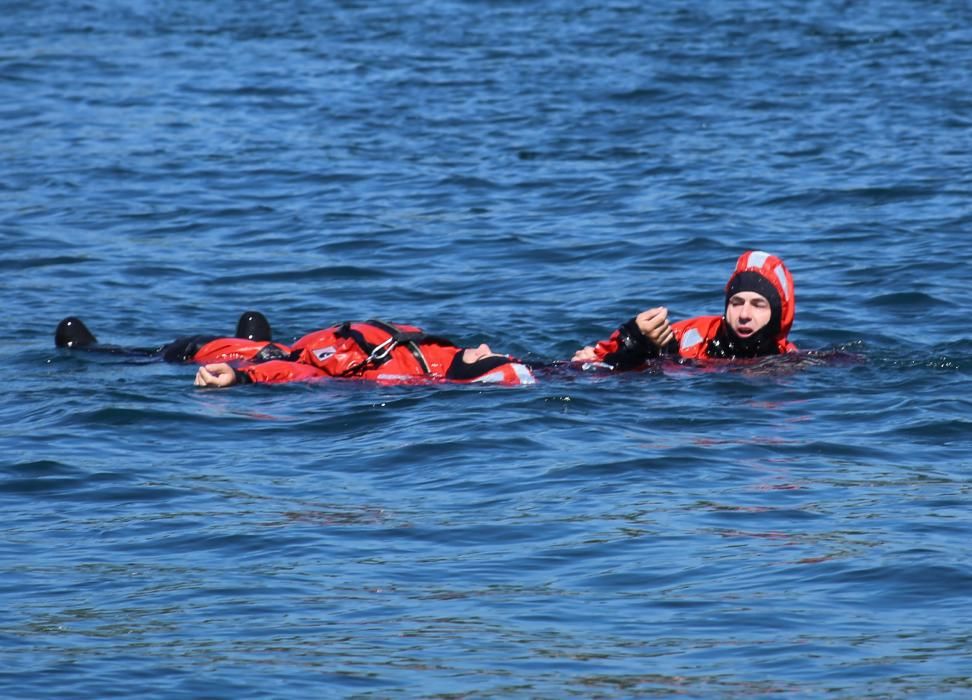 Los militares de la Campaña Antártica practican las técnicas de rescate en caso de naufragio - El Ejército despliega en O Grove el simulacro del "hombre del agua"