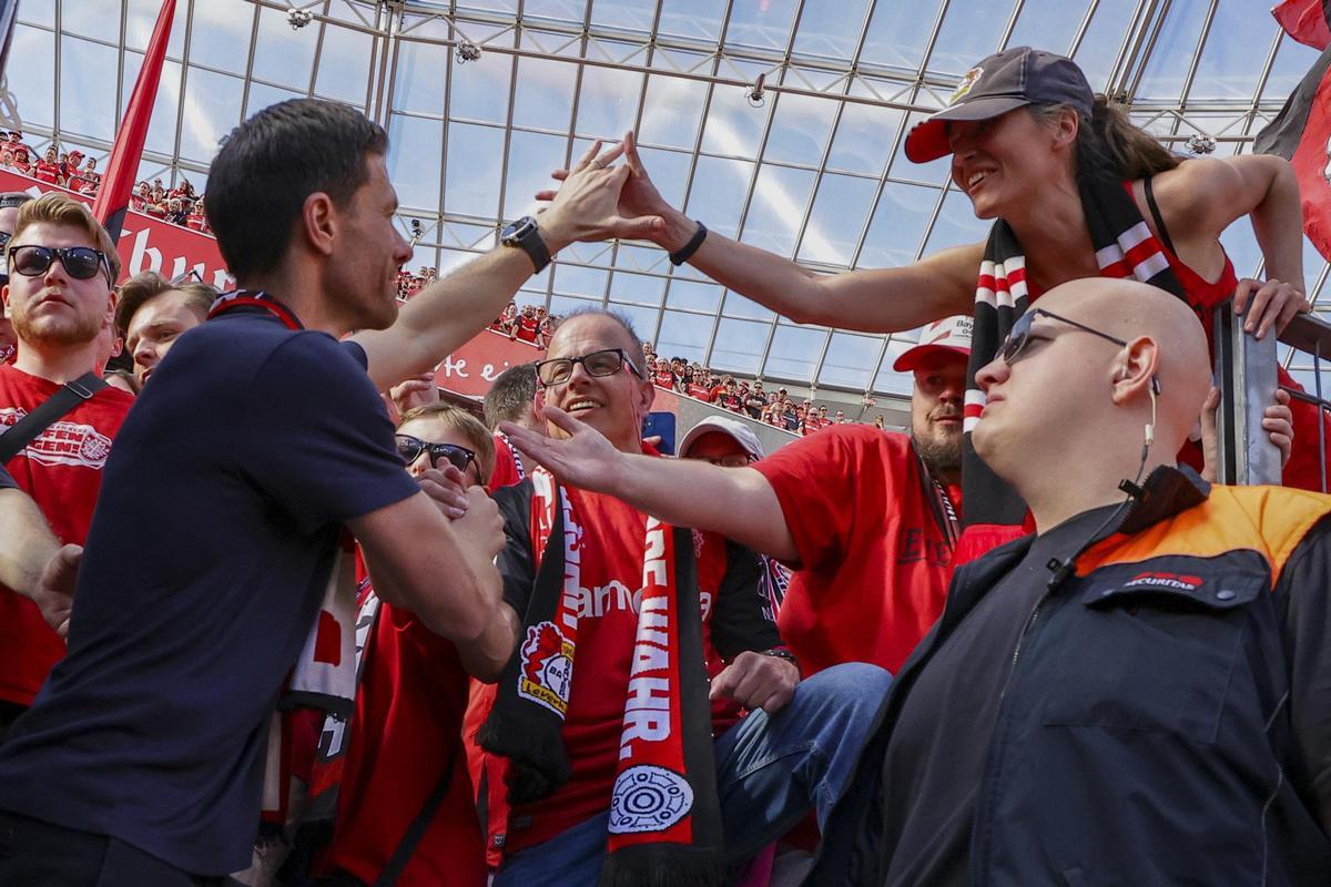 Xabi Alonso se despide de la afición del Leverkusen