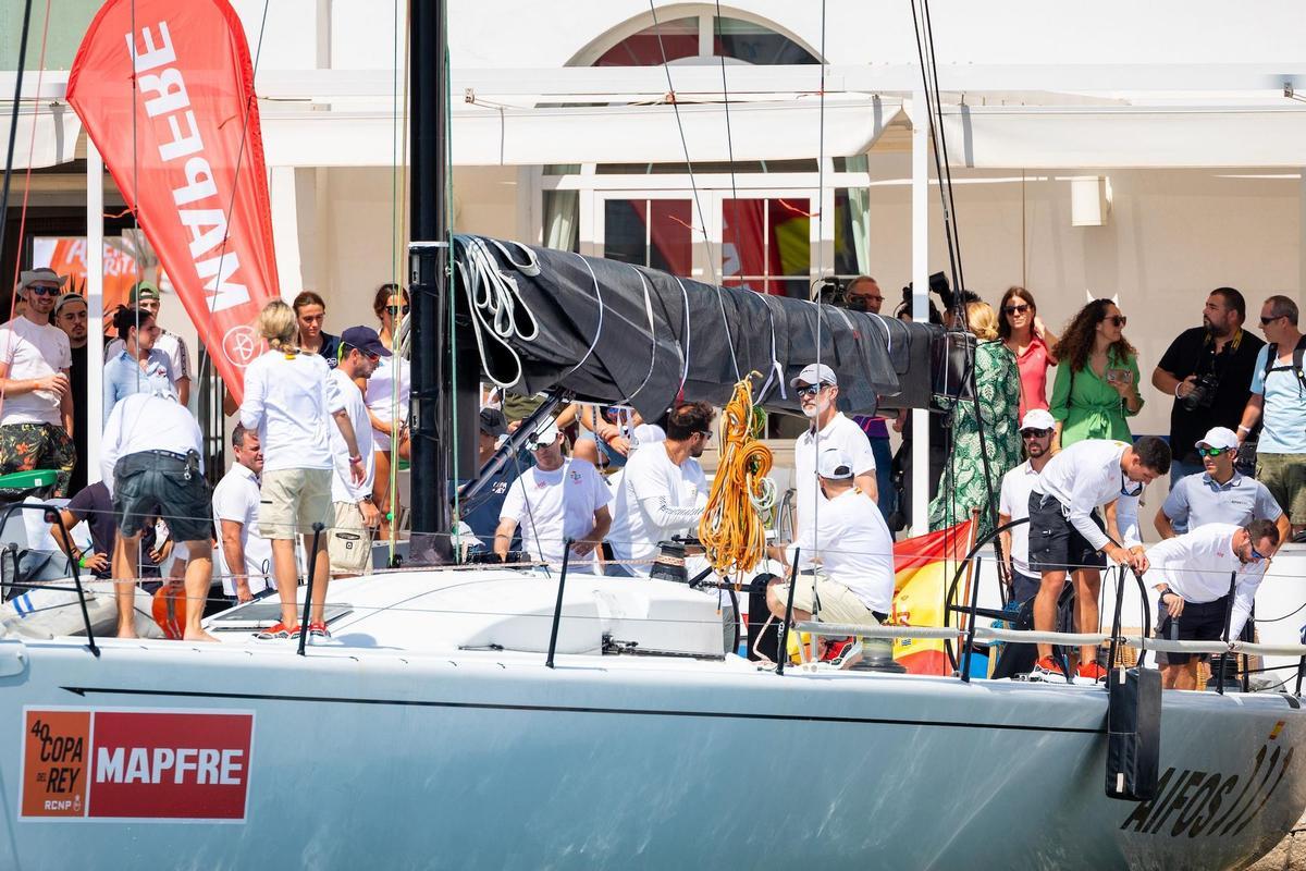 Felipe VI se pone al mando del Aifos 500 en la primera regata de la Copa del Rey